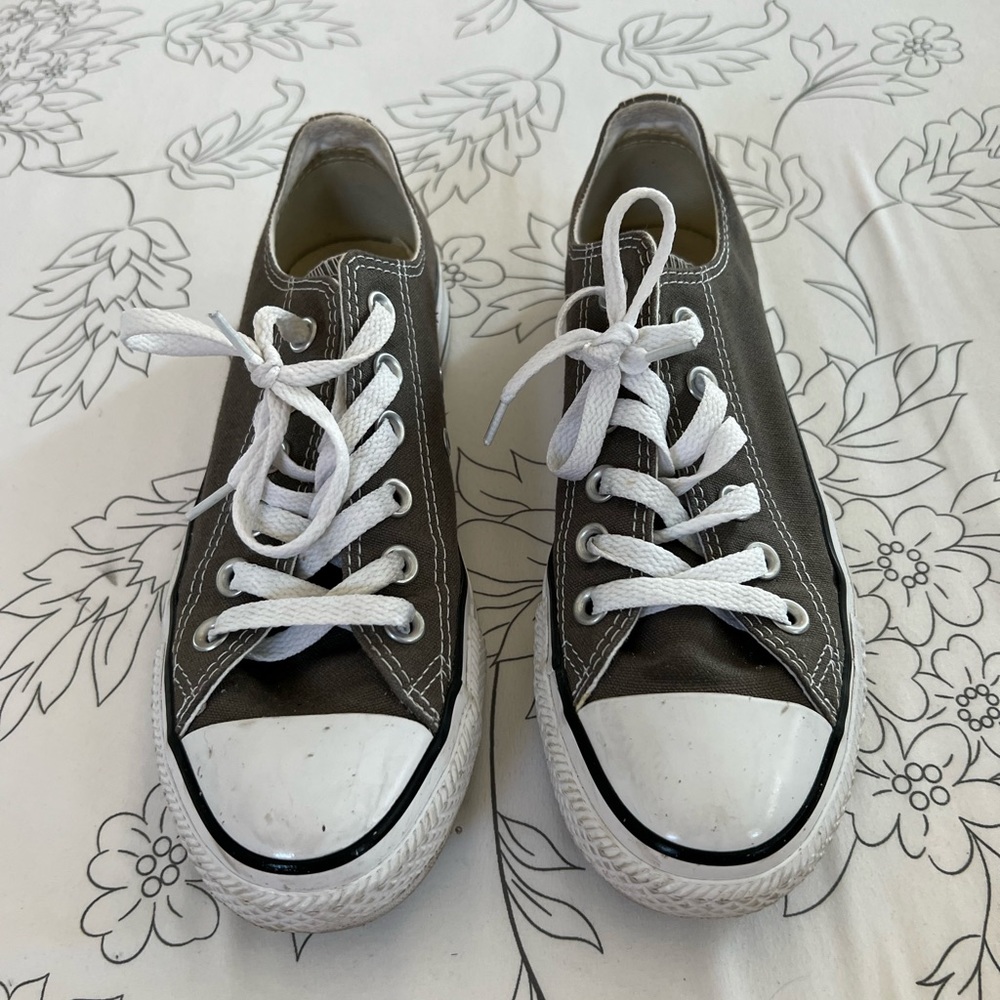 Converse chuck Taylor, gray, lowtop, women’s 8